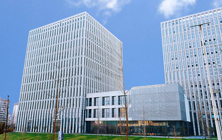 商用办公家具选购指南：深圳市龙盛轩家具功能与材质对比分析